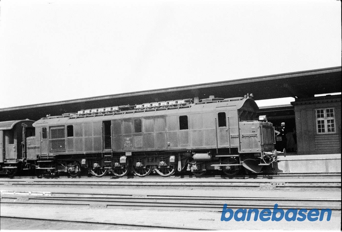 Ved perron med tog Ved perron med tog