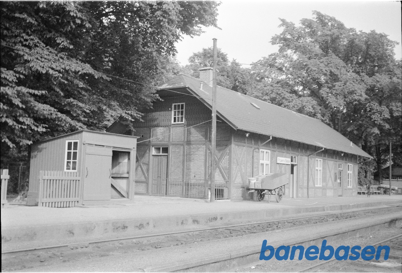 Hovedbygning baneside Hovedbygning baneside