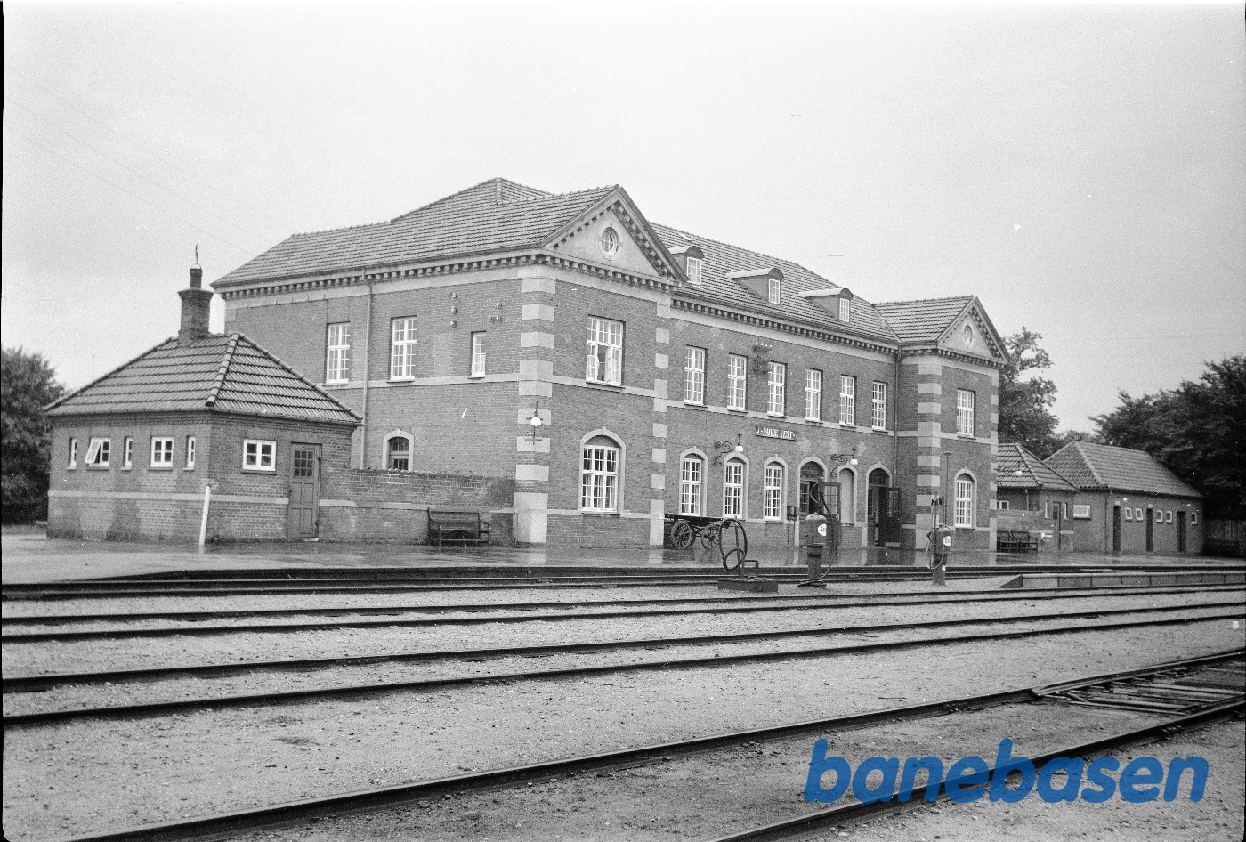 Hovedbygning baneside Hovedbygning baneside