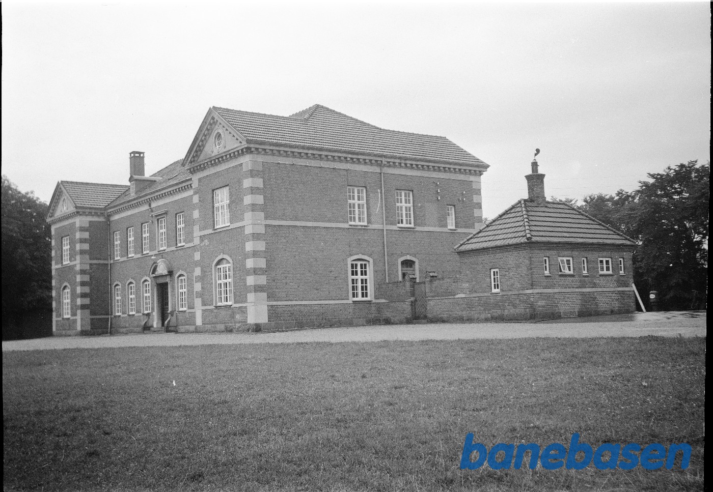 Hovedbygning vejside Hovedbygning vejside