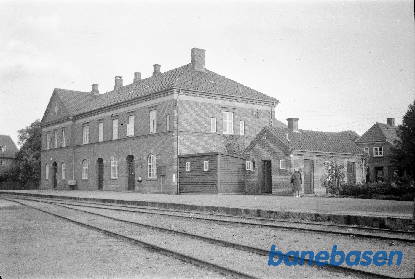 Hovedbygning baneside Hovedbygning baneside