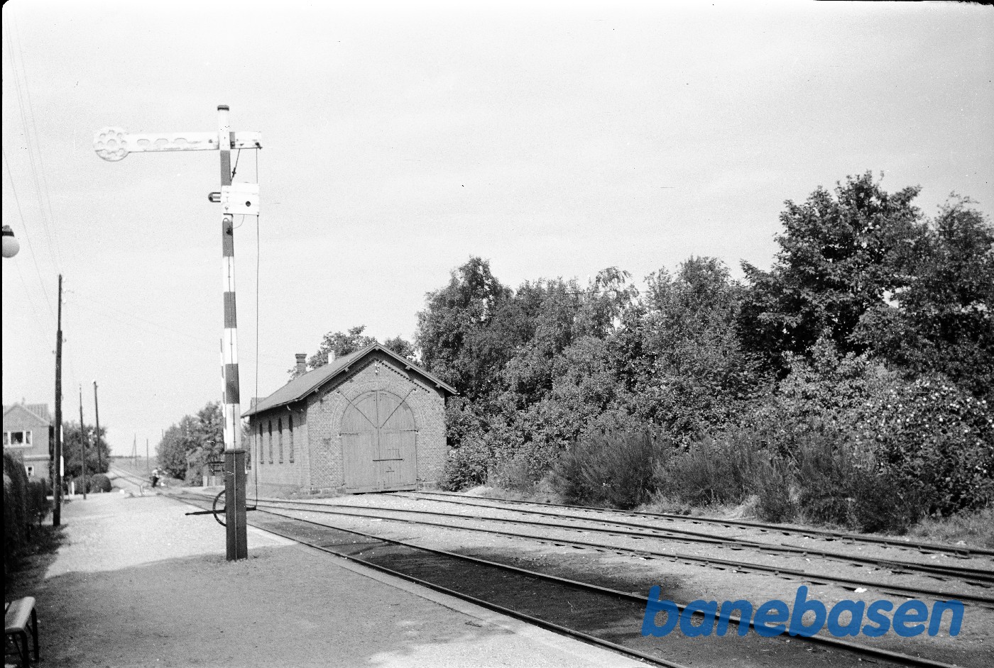 Perron og remise udkørsel mod Odder Perron og remise udkørsel mod Odder