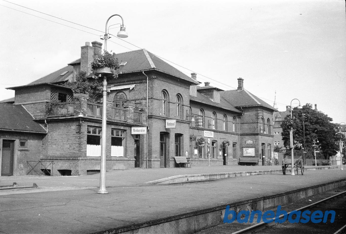 Hovedbygning baneside Hovedbygning baneside