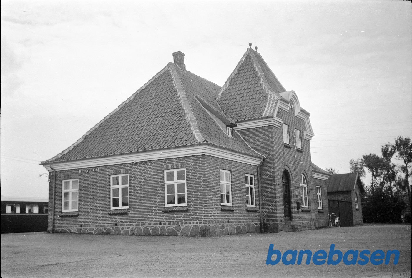 Hovedbygning vejside Hovedbygning vejside