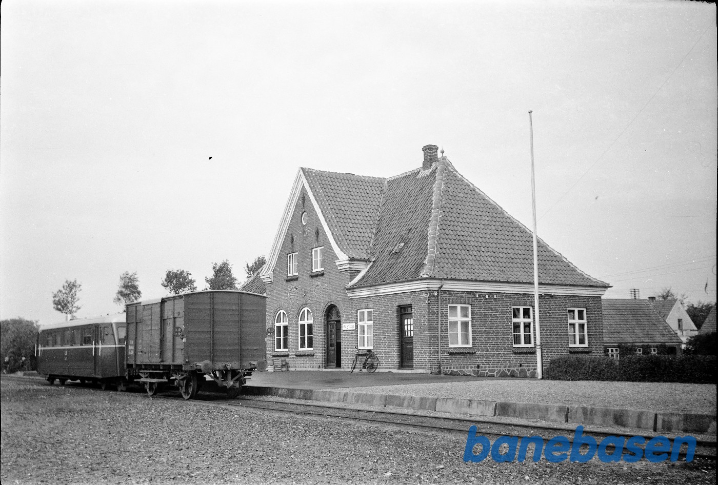Hovedbygning baneside Skinnebus med godsvogn Hovedbygning baneside Skinnebus med godsvogn