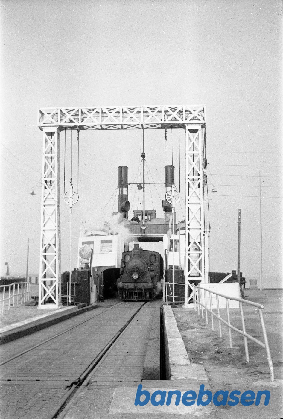 Damplokomotiv nr. 2 ranger på færgen D/F Langeland Damplokomotiv nr. 2 ranger på færgen D/F Langeland