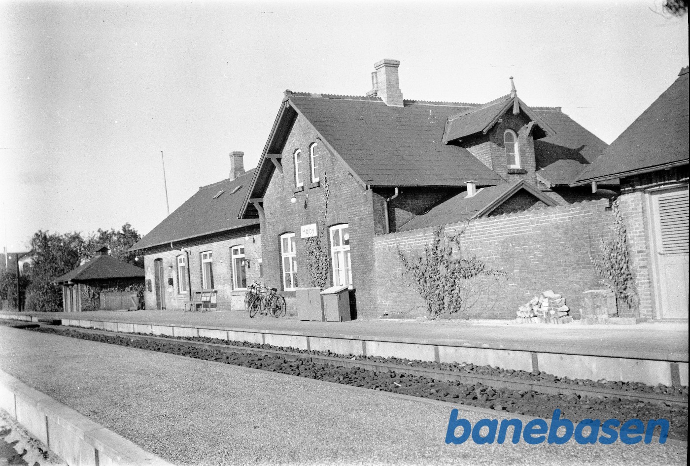 Hovedbygning baneside Hovedbygning baneside