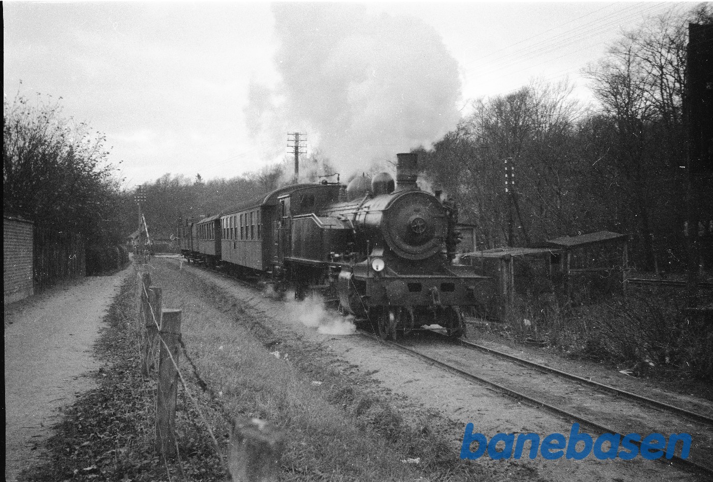 Tog på Brobybanen mod Fåborg. Mellem Fruens Bøge og Dalum. Efterår 1953 Tog på Brobybanen mod Fåborg. Mellem Fruens Bøge og Dalum. Efterår 1953