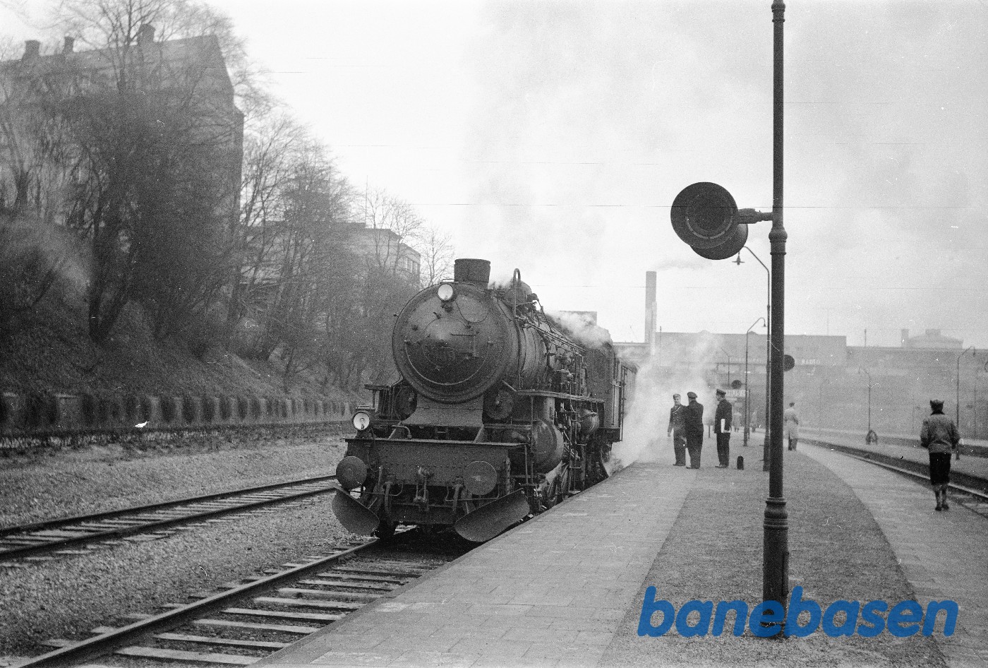 Ved perron med tog 58 Ved perron med tog 58