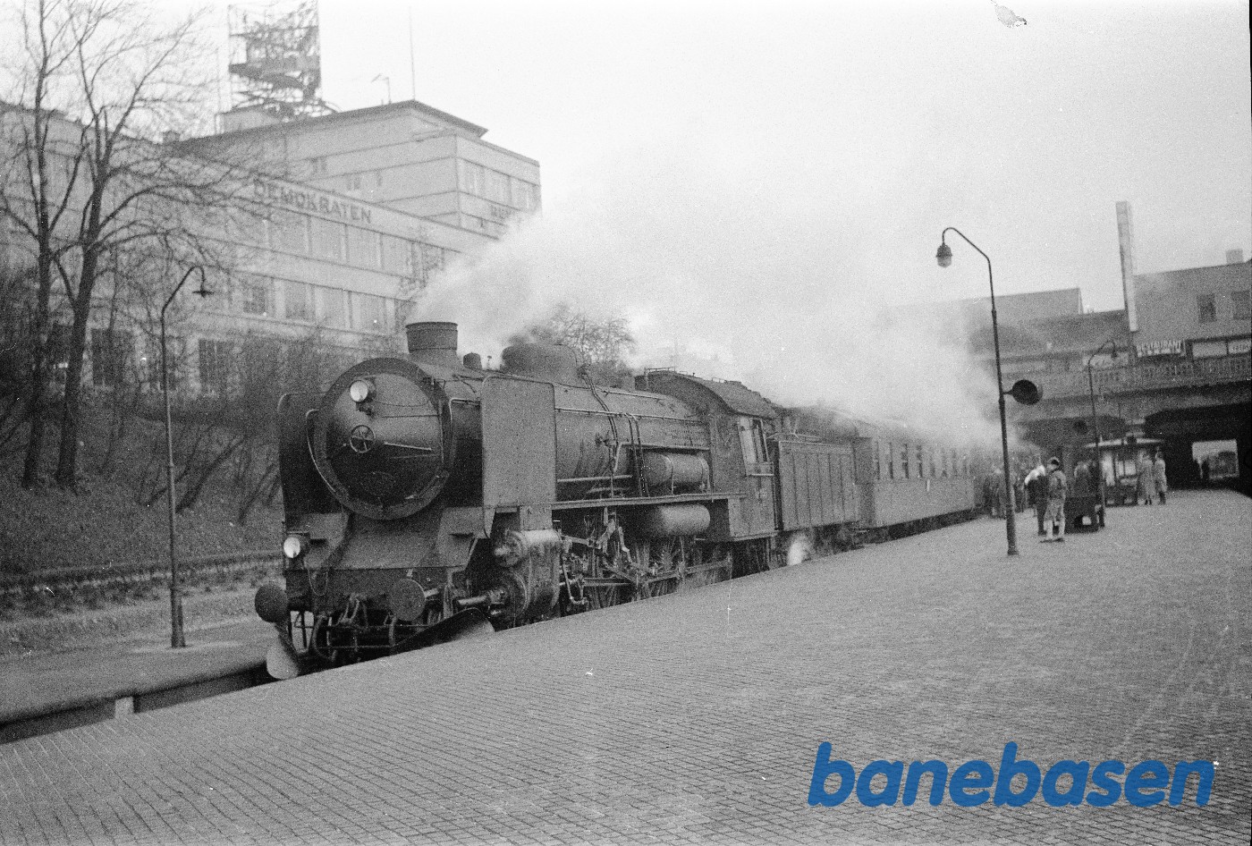 Med tog ved perron Med tog ved perron