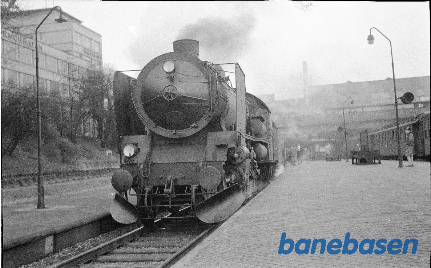 Med tog 58 ved perron Med tog 58 ved perron