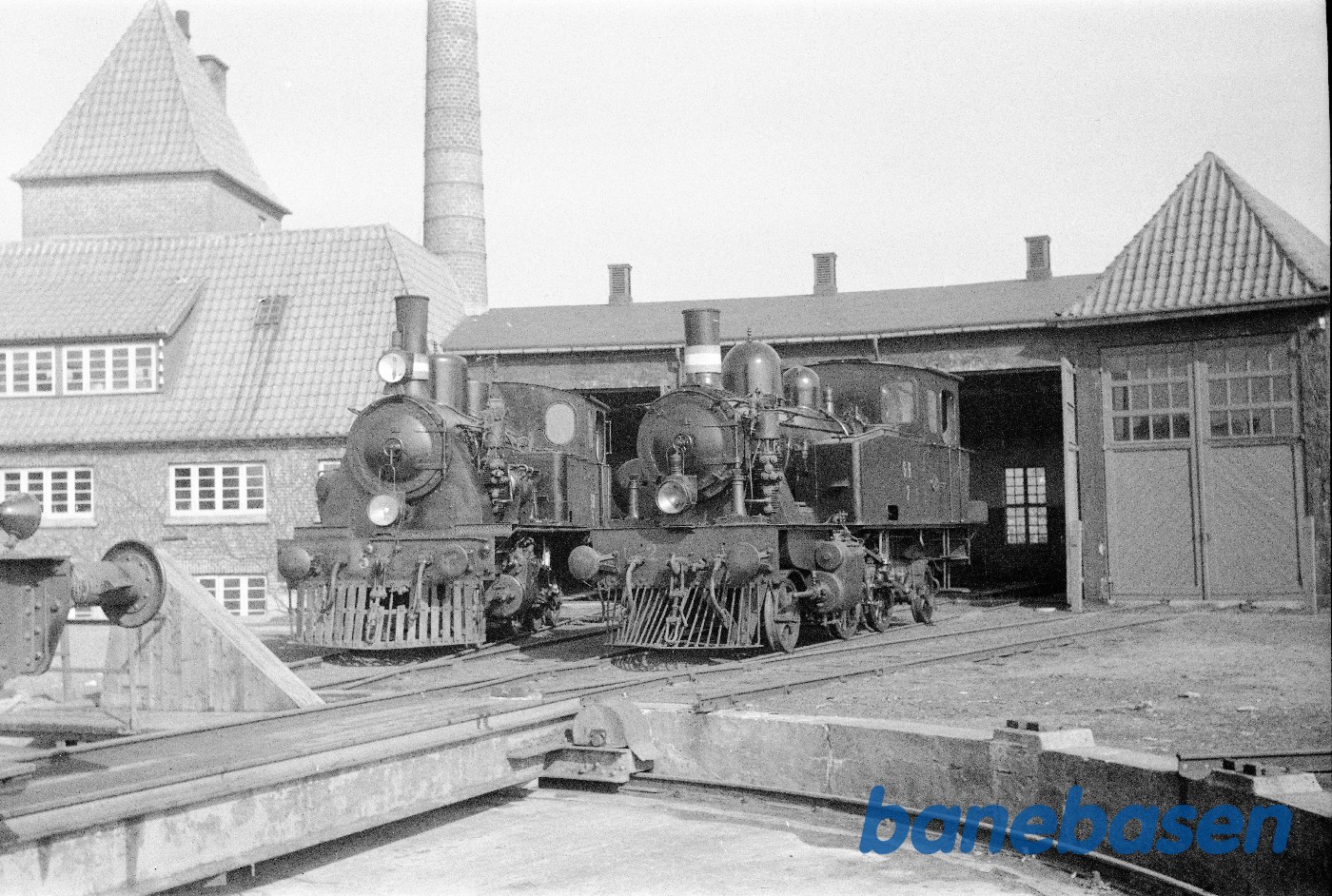 Foran remisen trukket ud med traktor 2 Foran remisen trukket ud med traktor 2