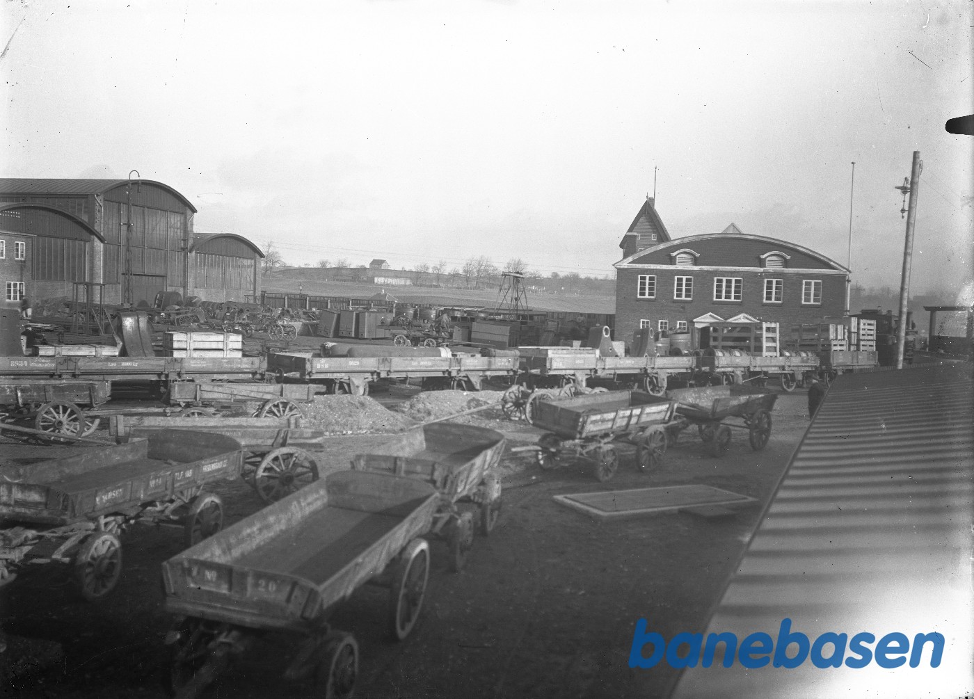 Fra gården. Der læsses på jernbane vogne og hestevogne Fra gården. Der læsses på jernbane vogne og hestevogne