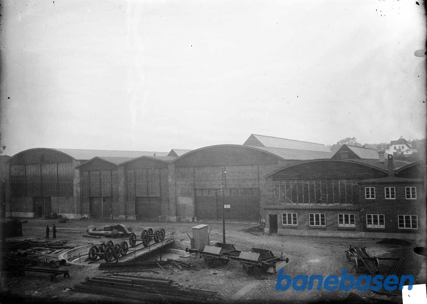 Fra gården. Undervogn til tankvogn og lokomotivhjul Fra gården. Undervogn til tankvogn og lokomotivhjul