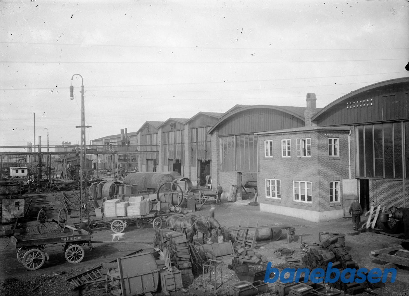 Fra gården. Af -og pålæsning med hestevogne Fra gården. Af -og pålæsning med hestevogne
