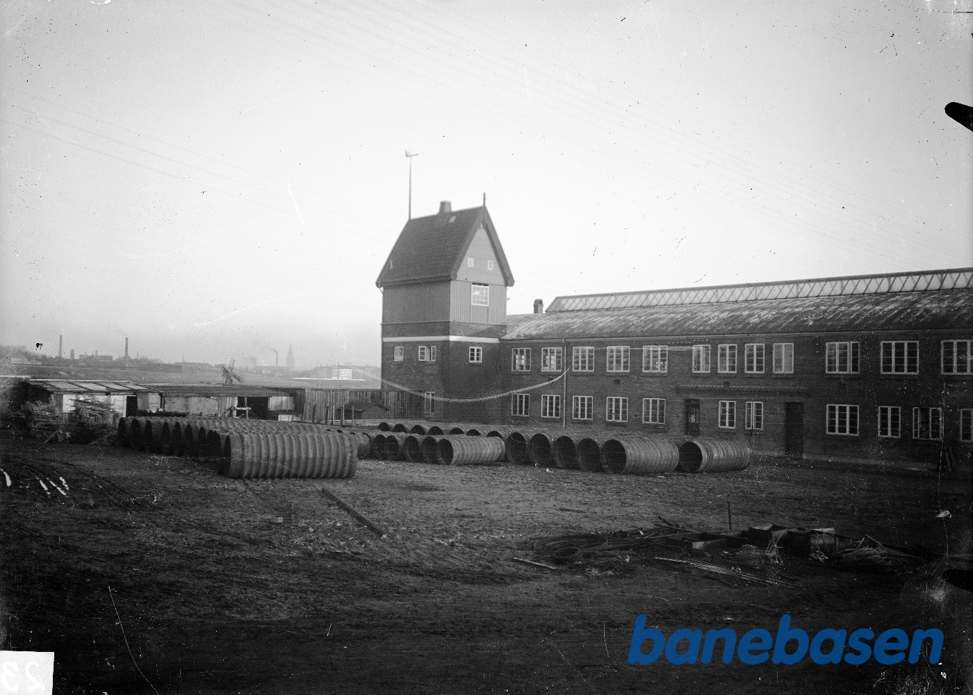 Administrationsbygning. Oplagring af store rør Administrationsbygning. Oplagring af store rør