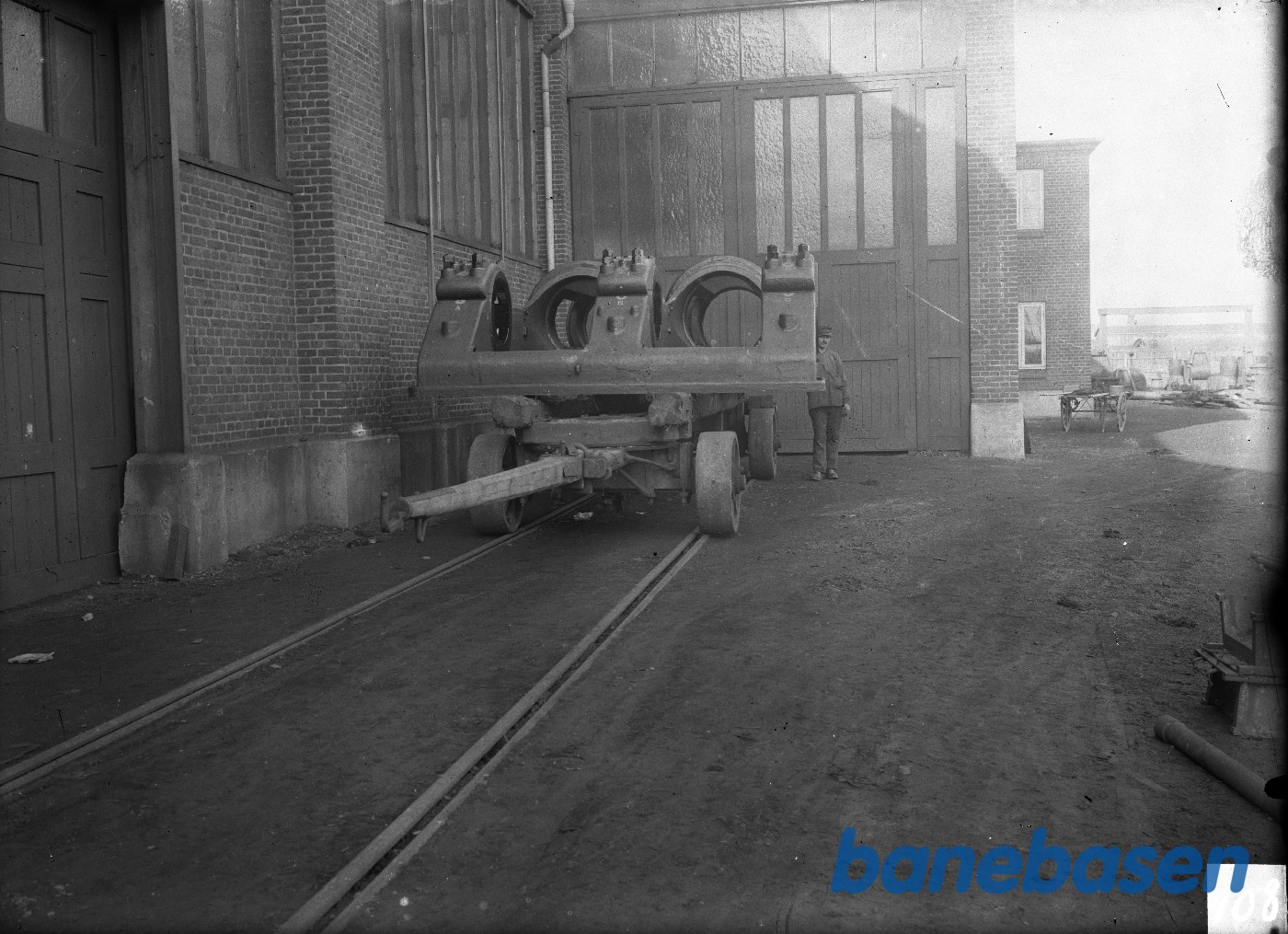 Fundament til dampmaskine 95 A uden for værkstedet Fundament til dampmaskine 95 A uden for værkstedet