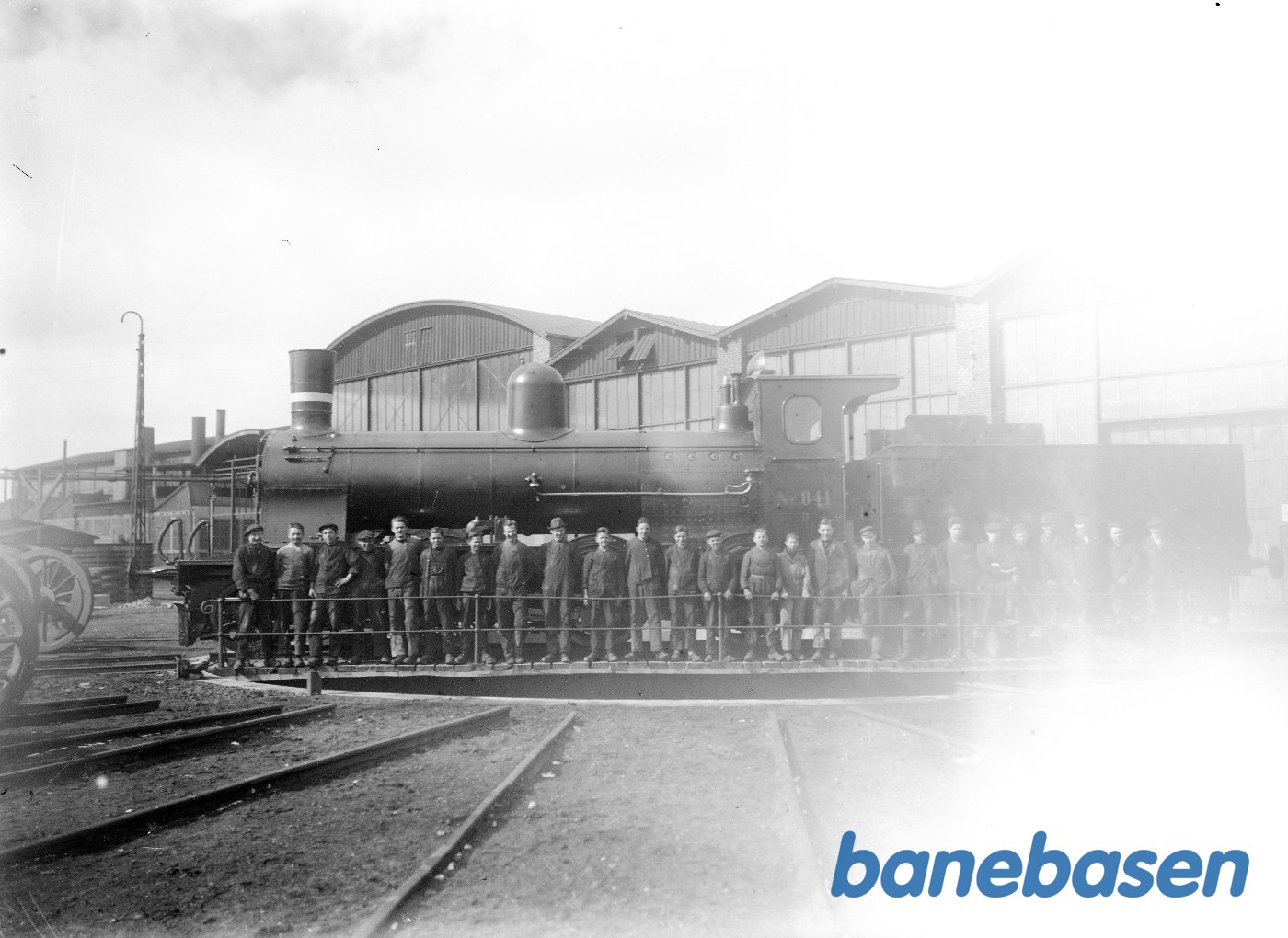 DSB D 844 på drejeskiven med personale DSB D 844 på drejeskiven med personale