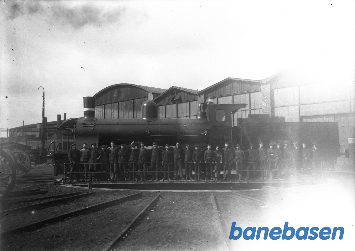 DSB D 844 på drejeskiven med personale DSB D 844 på drejeskiven med personale