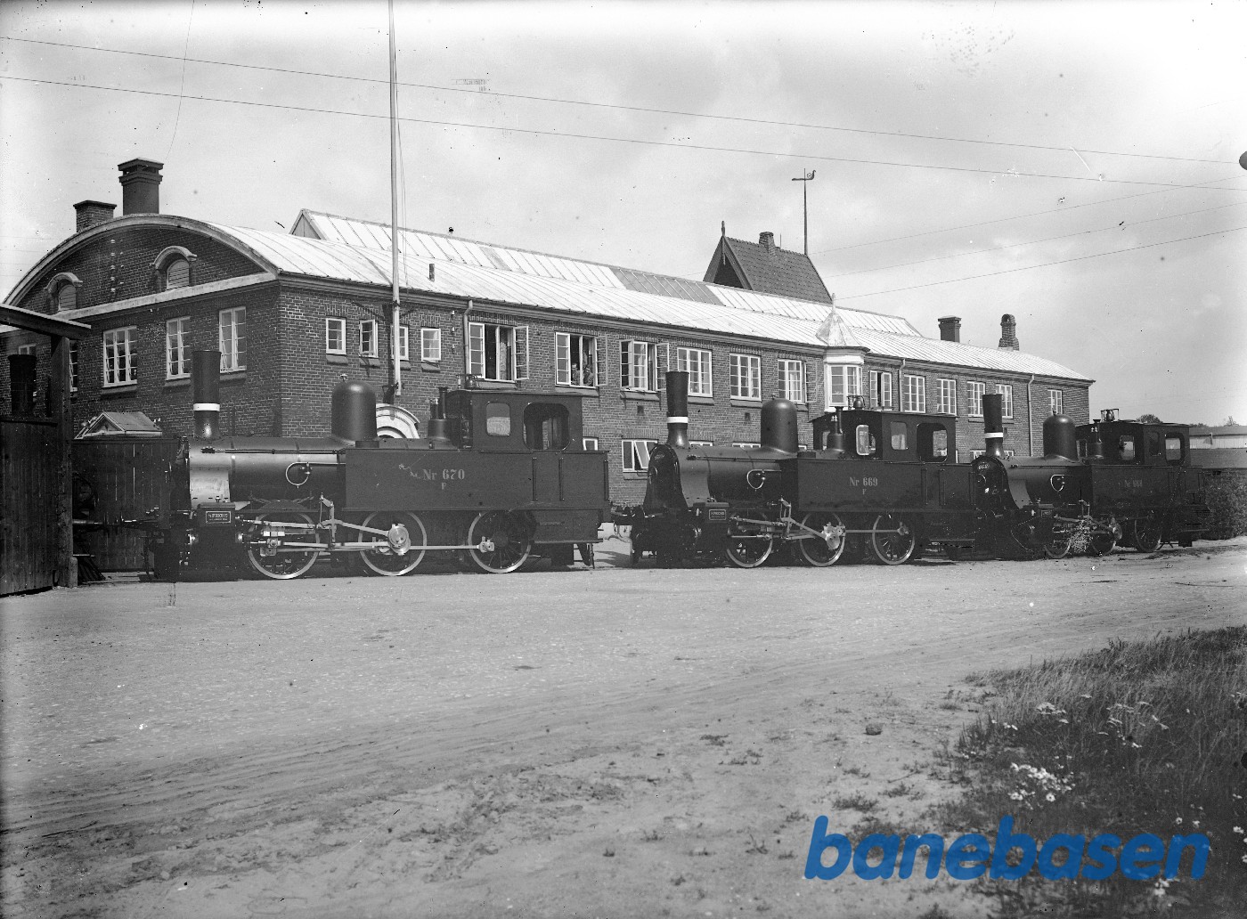 3 X F foran administrationsbygningen 3 X F foran administrationsbygningen