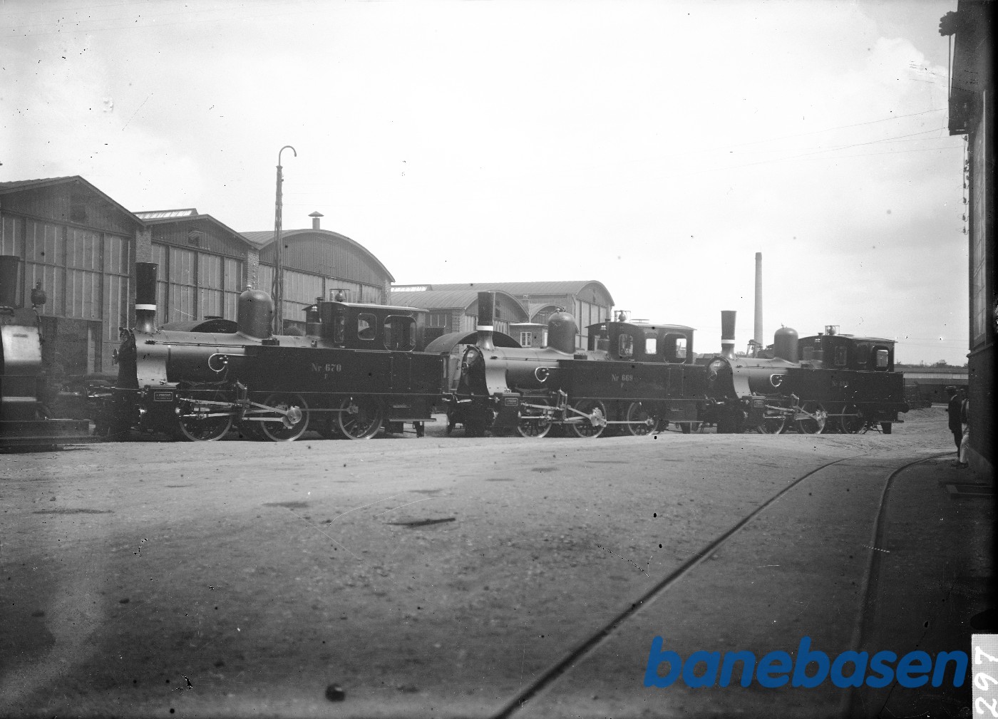 F 668-669 og 670 foran fabriksbygningen F 668-669 og 670 foran fabriksbygningen