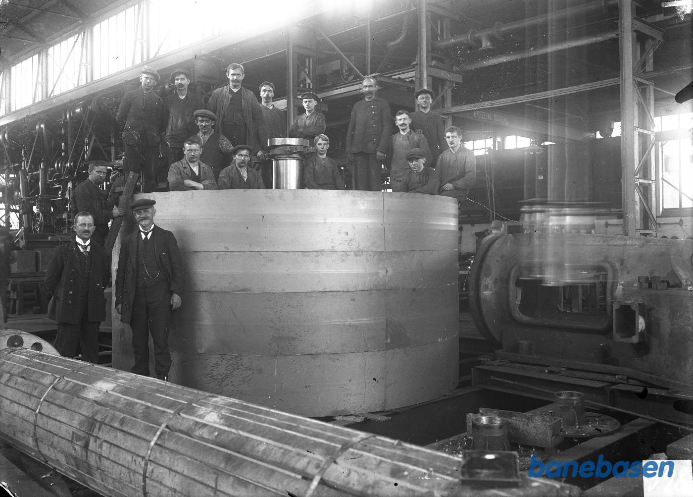 Remskiver og en broget skare medarbejdere i maskinhallen Remskiver og en broget skare medarbejdere i maskinhallen