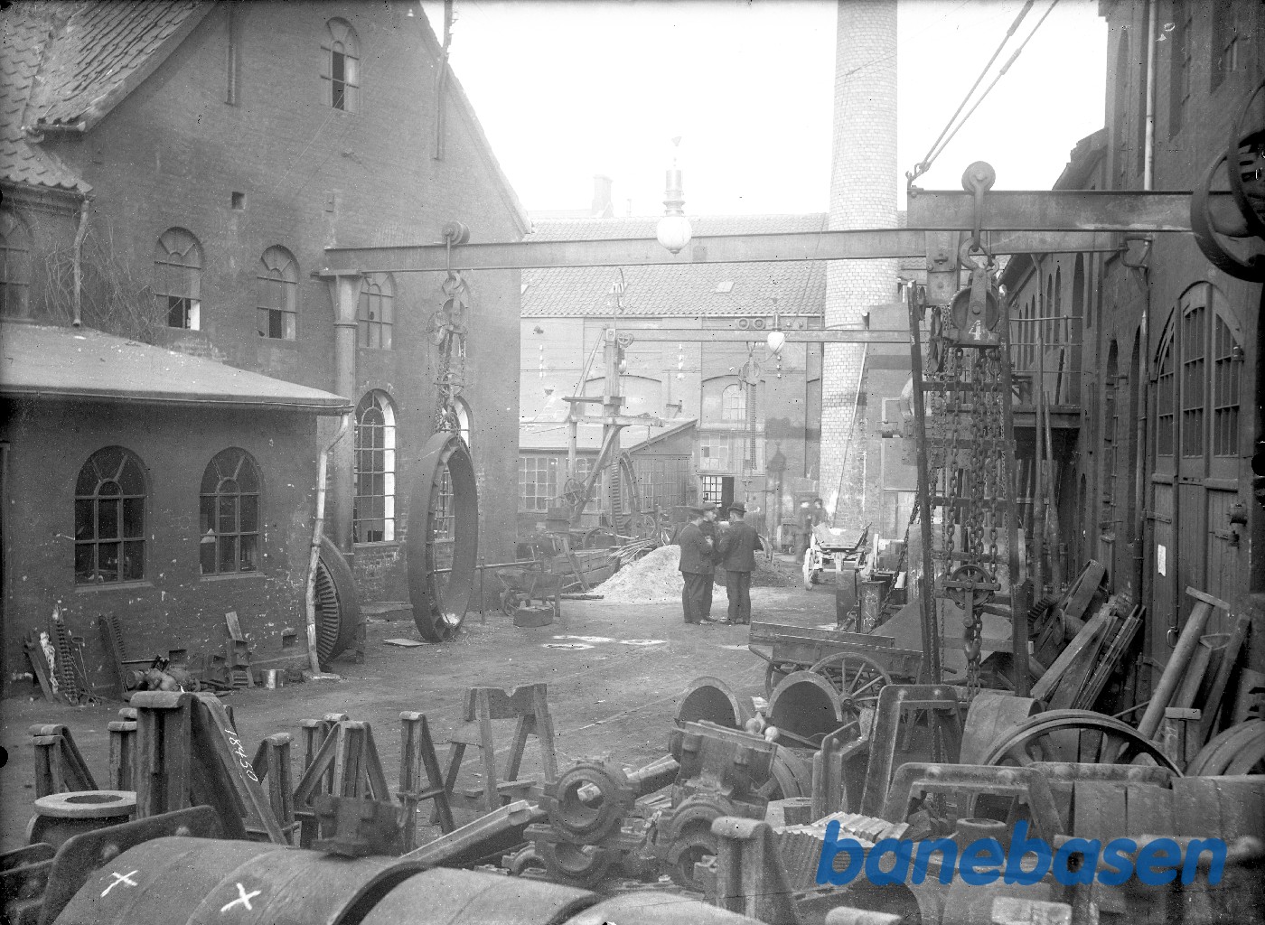 Fabriksgården med mange maskindele Fabriksgården med mange maskindele