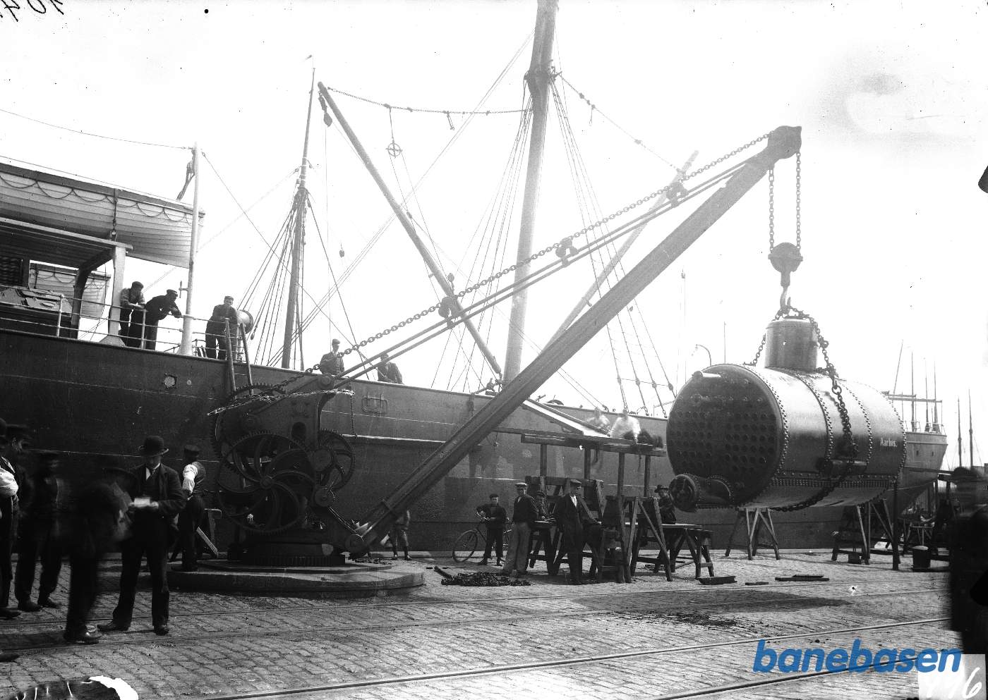Læsning af stor kedel ved havnen Læsning af stor kedel ved havnen