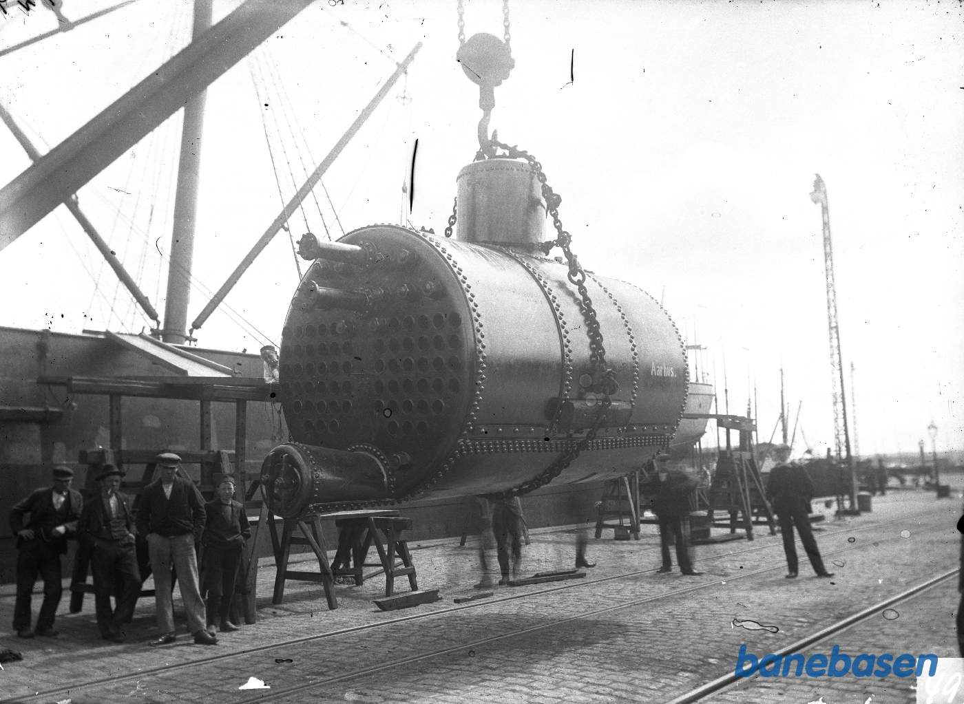Læsning af stor kedel ved havnen Læsning af stor kedel ved havnen