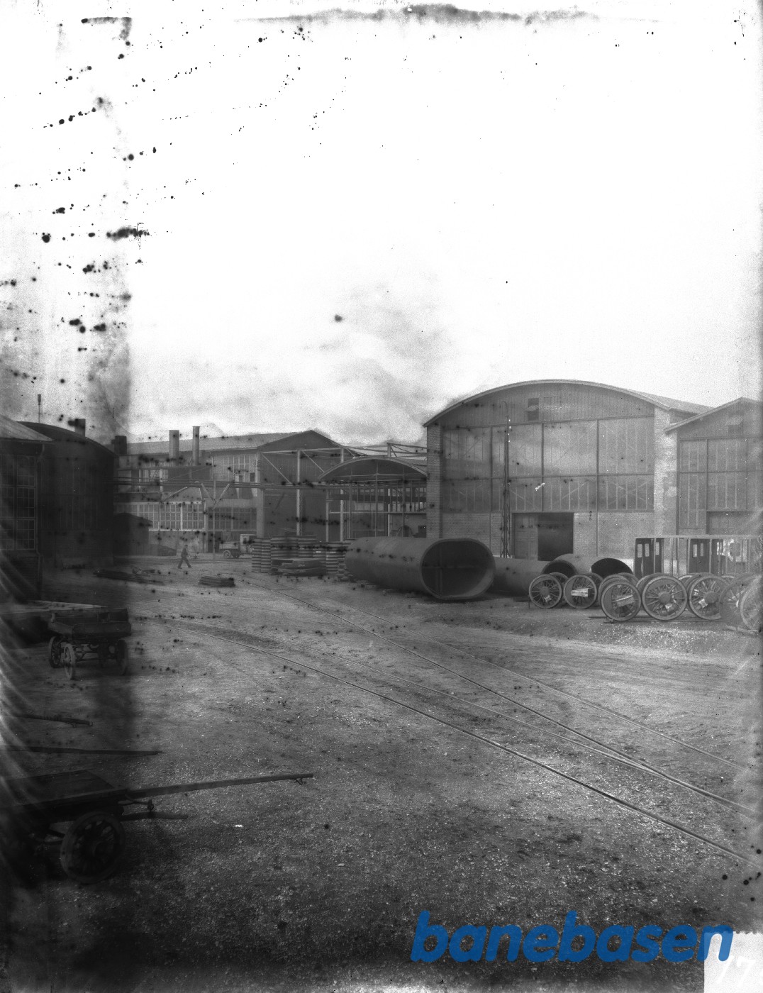 Kig ind i fabriksgården med hjul til loko Kig ind i fabriksgården med hjul til loko