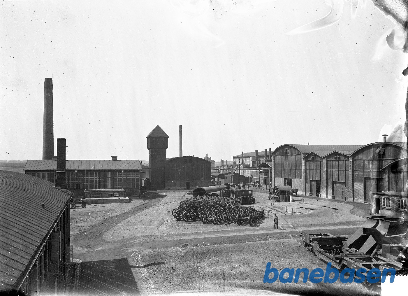 Kig i gården med mange hjul og førerhus til R og F Kig i gården med mange hjul og førerhus til R og F