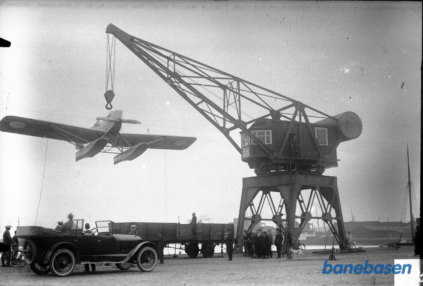 Havnen med portal kran 25 T, vandflyver og en fin gammel bil Havnen med portal kran 25 T, vandflyver og en fin gammel bil