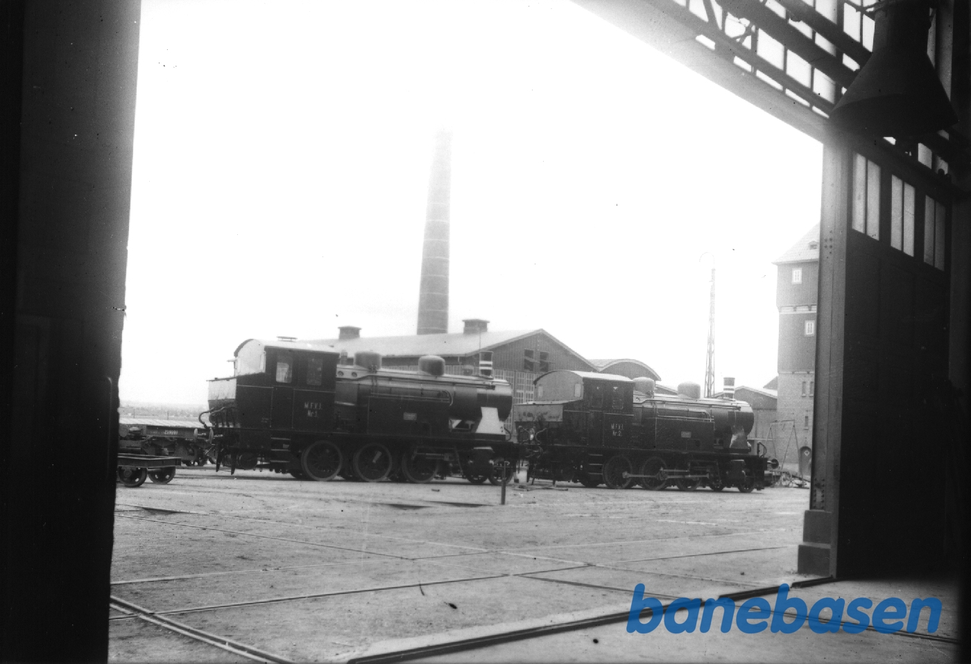 2 damplokomotiver kørt udenfor værkstedet 2 damplokomotiver kørt udenfor værkstedet