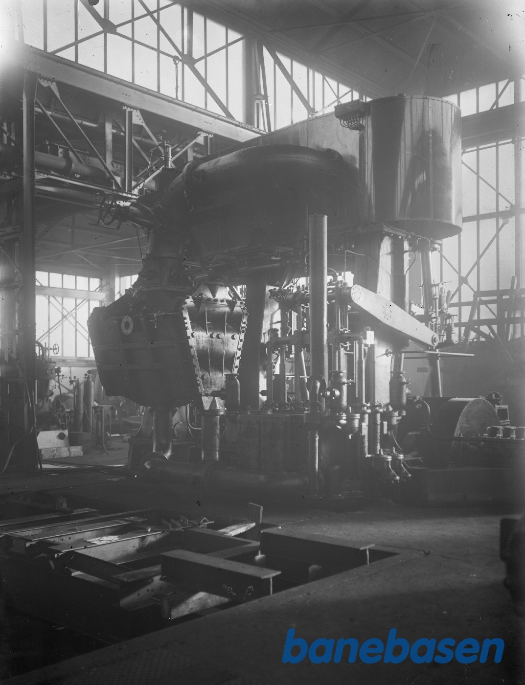 Skibsdampmaskine I Remise / værksted Skibsdampmaskine I Remise / værksted