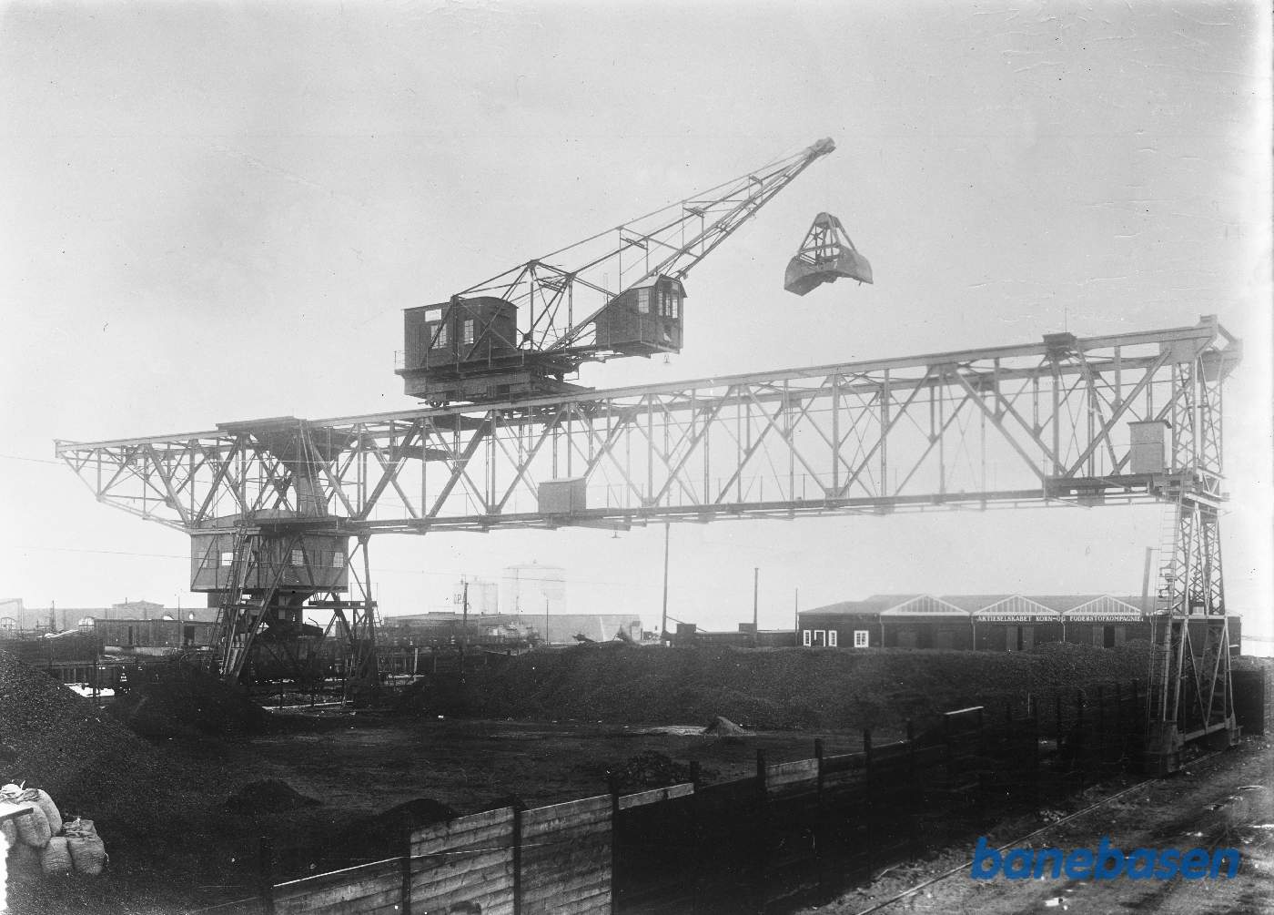 Kranbro med kulkran. Aarhus havn Kranbro med kulkran. Aarhus havn