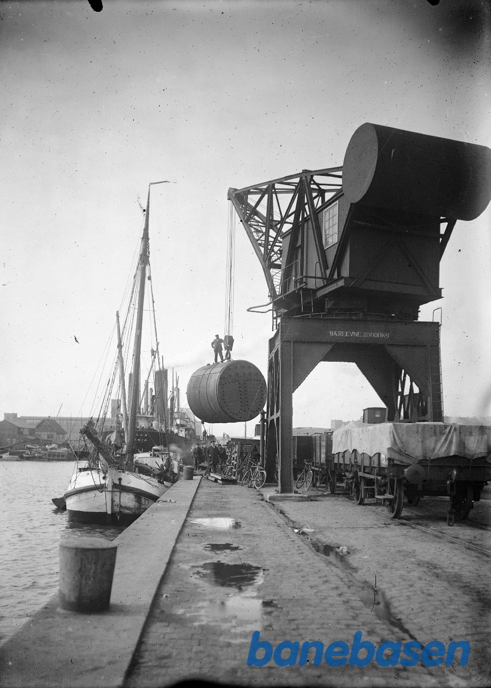 Drejekran til Aarhus Havn med skibskedel Drejekran til Aarhus Havn med skibskedel