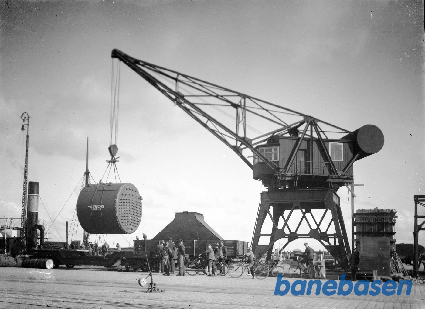 Drejekran til Aarhus Havn med skibskedel Drejekran til Aarhus Havn med skibskedel