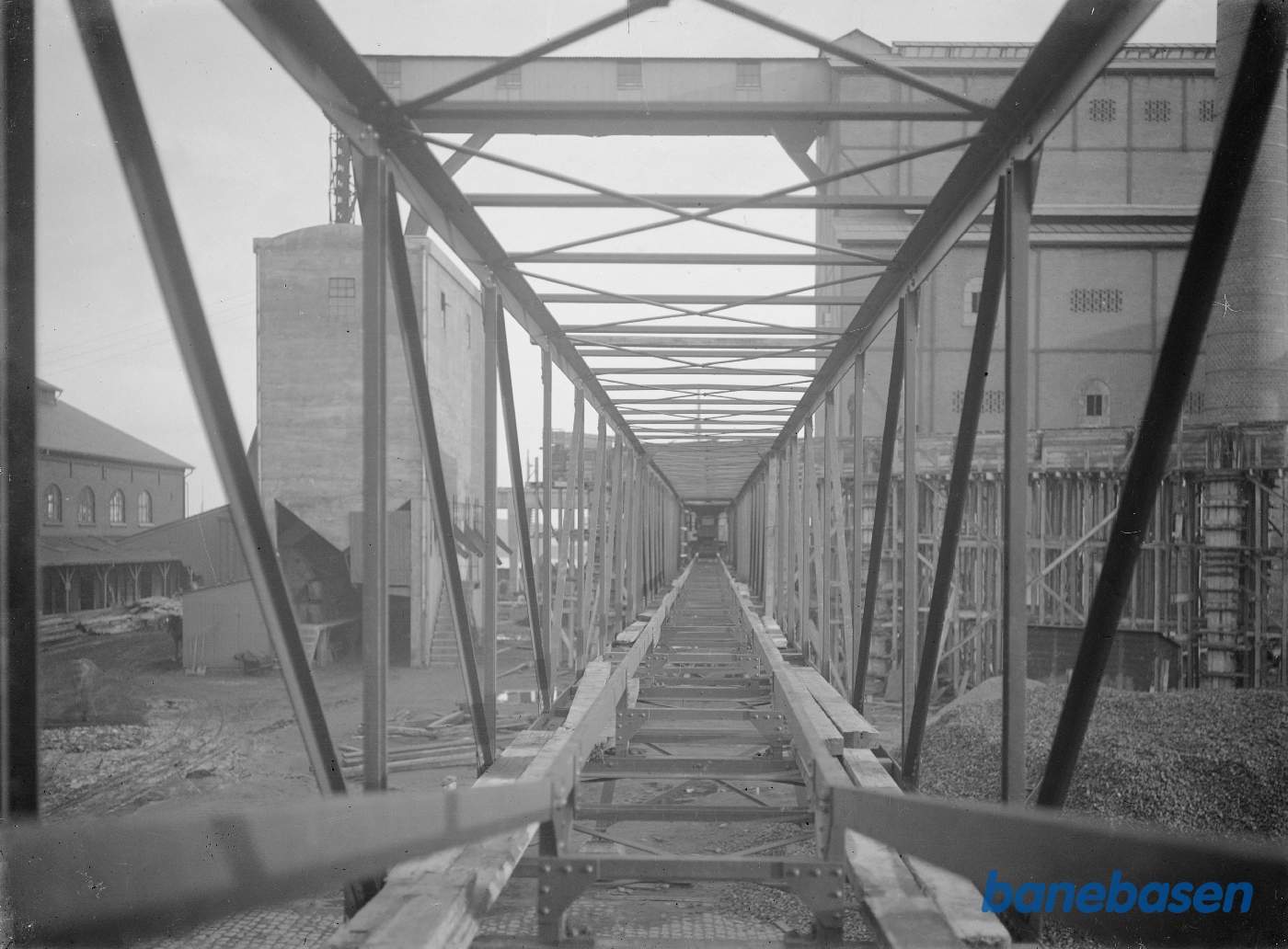 Bro for transportbånd