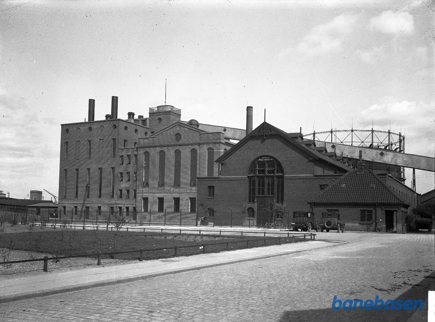 Exteriør af værket. Herlige gamle biler. Måske Aarhus amt