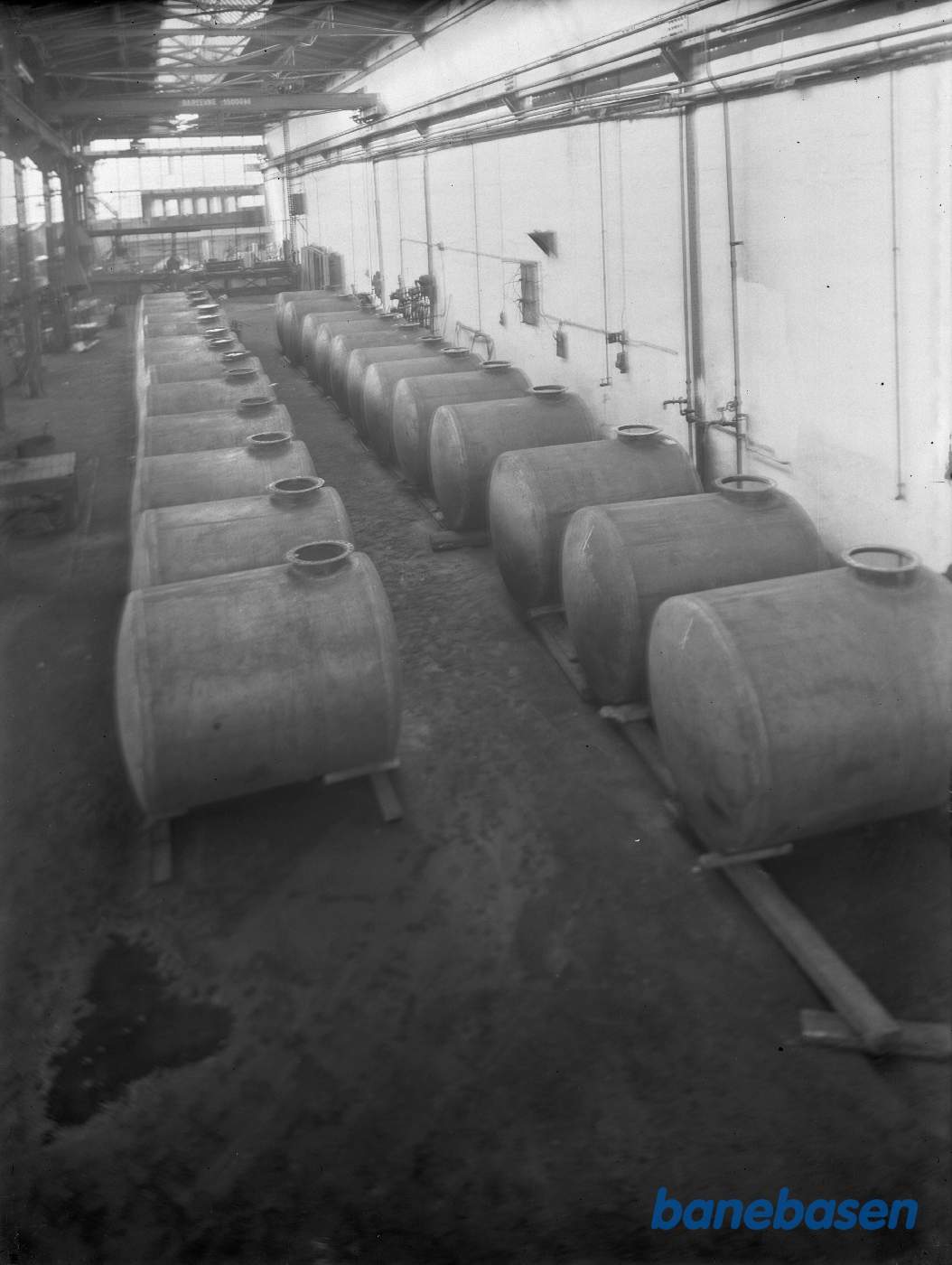 Beholderne i værkstedhallen. Kunde er DDPA