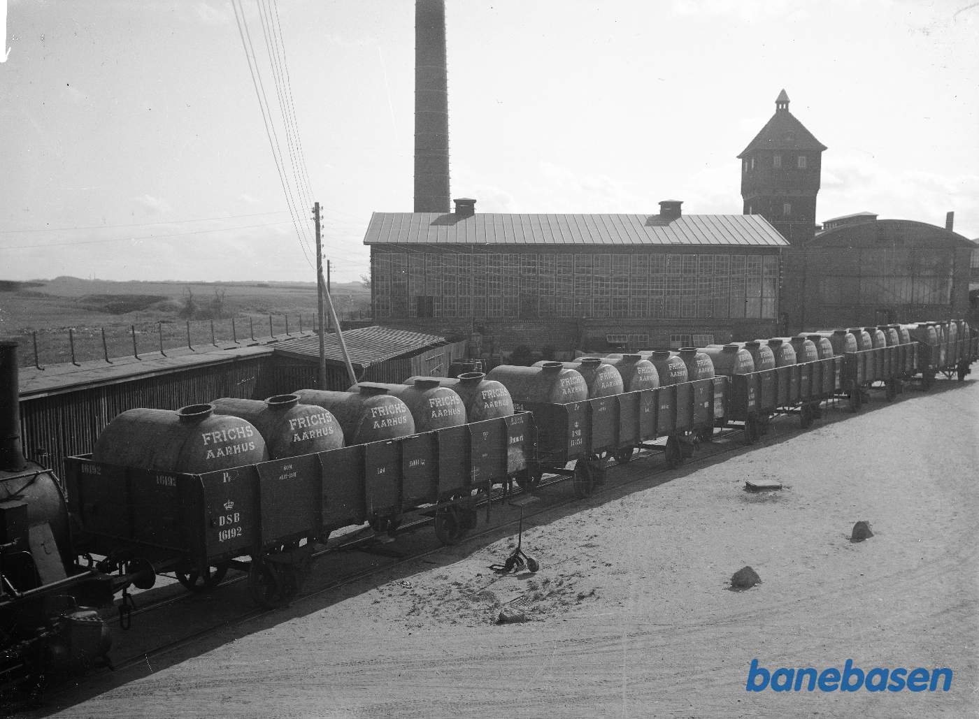 Beholderne læsset på PF vogne og køres væk med et AHTJ loko. Kunde er DDPA