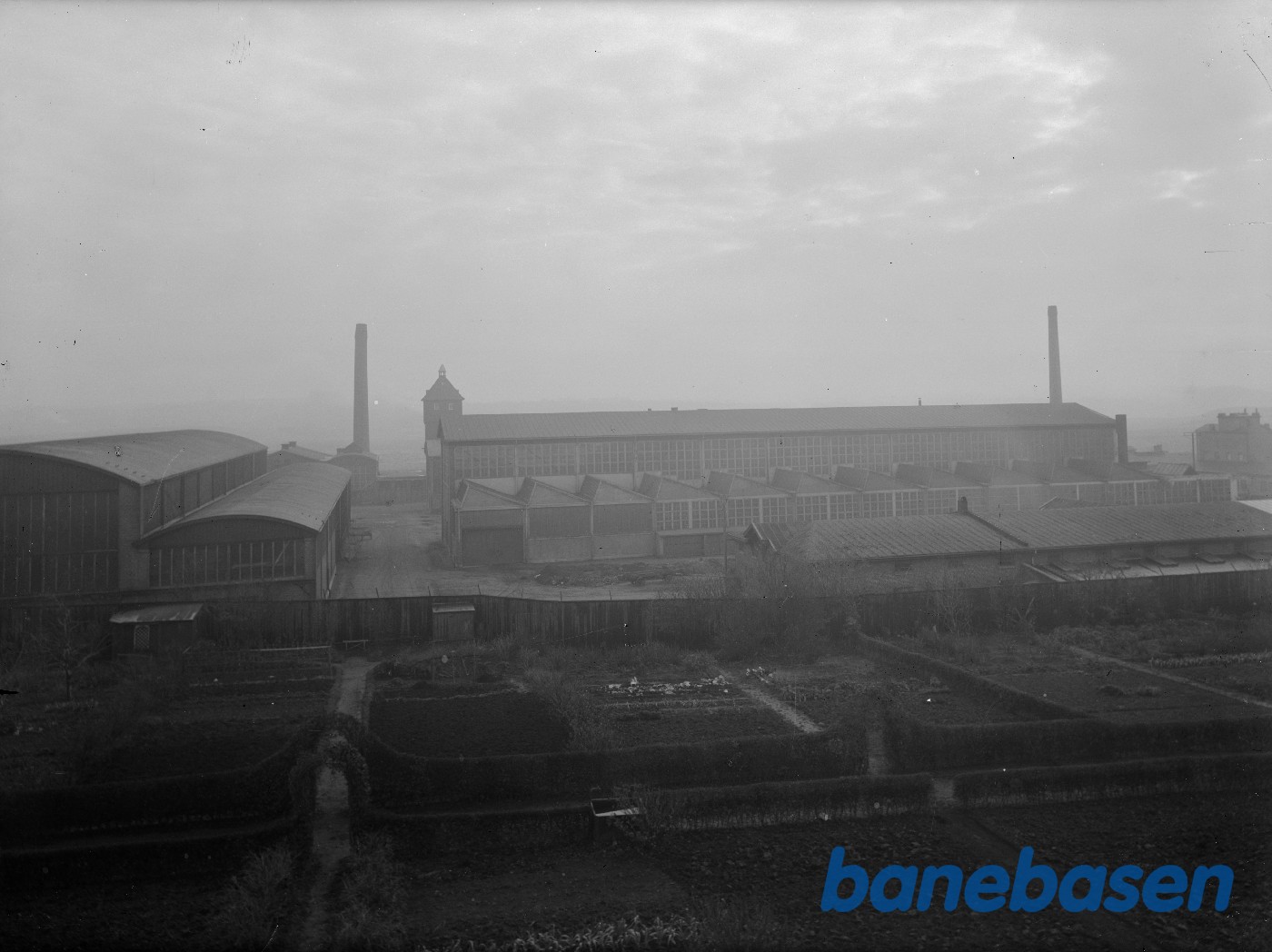 De ansattes kolonihaverne bag fabrikken nedlægges, da værkstederne skal udvides. De ansattes kolonihaverne bag fabrikken nedlægges, da værkstederne skal udvides.