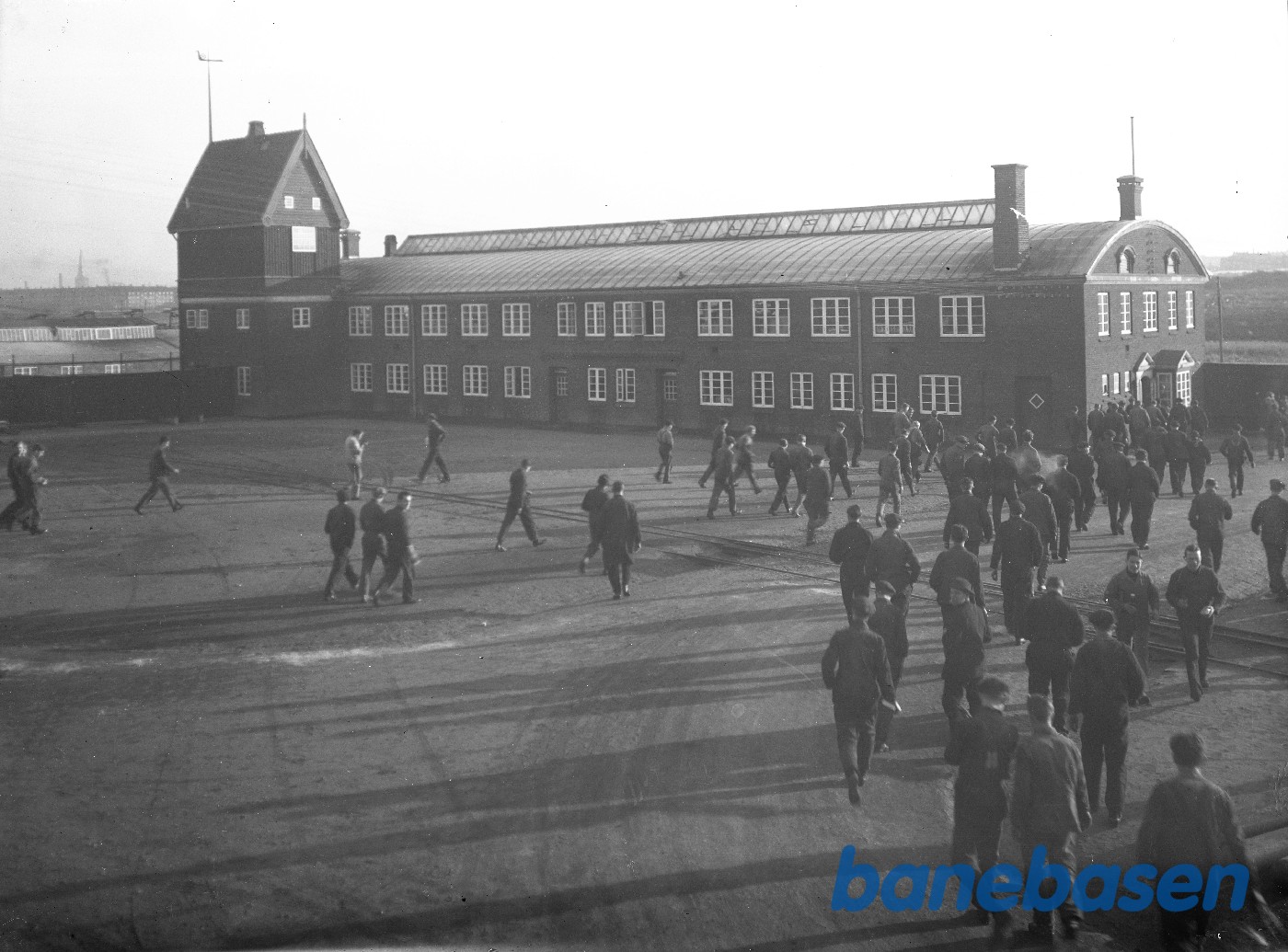 Folk på vej til administrationsbygningen Folk på vej til administrationsbygningen