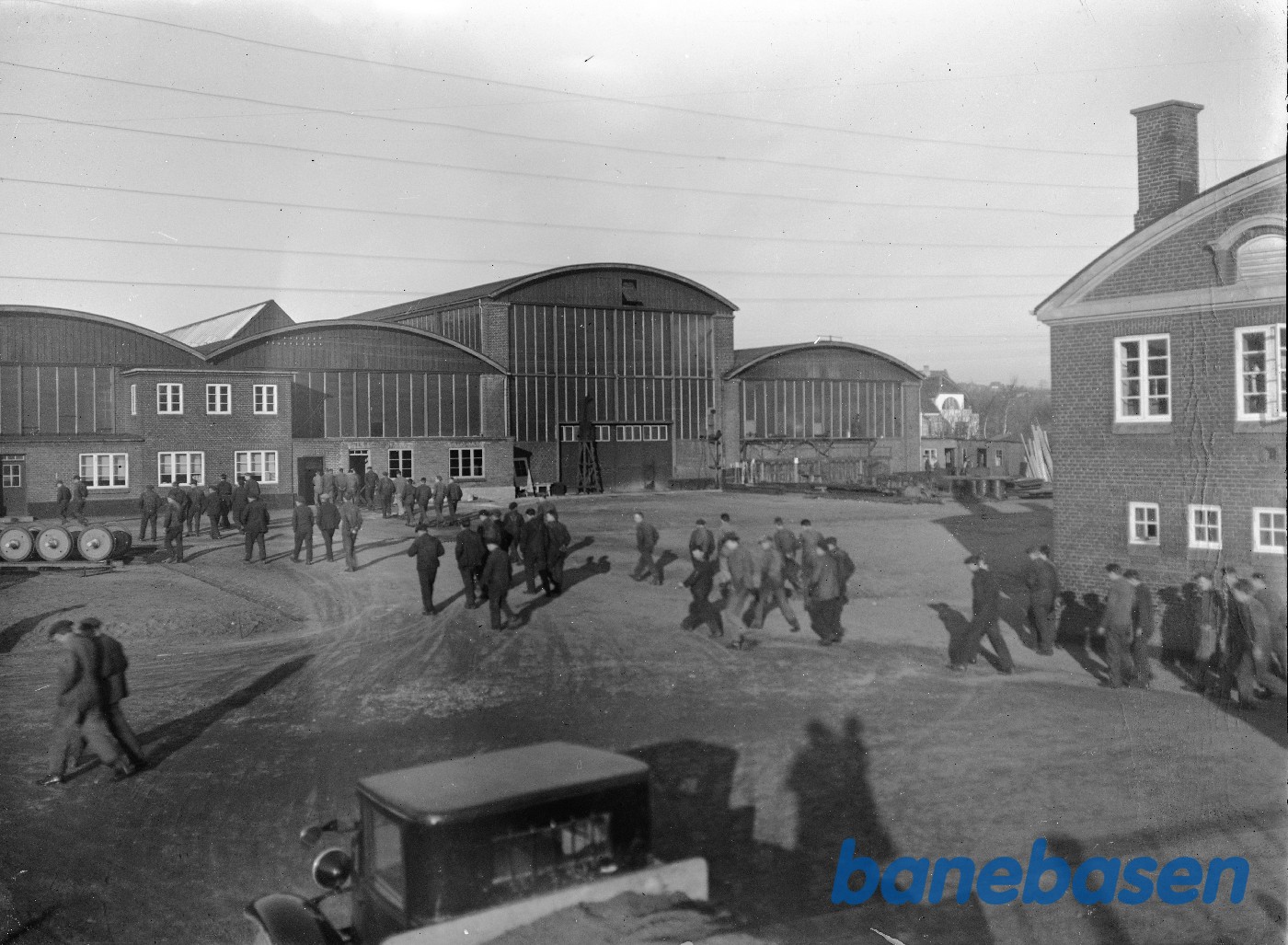 Folk på vej til værkstedsbygningen Folk på vej til værkstedsbygningen