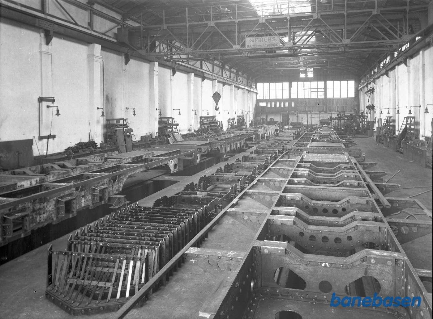 Ramme fra diesellokomotiv i fabrikshallen