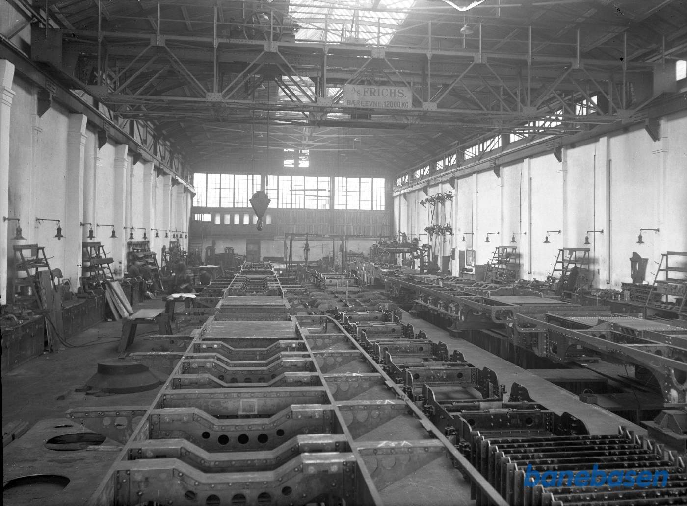 Ramme fra diesellokomotiv i fabrikshallen