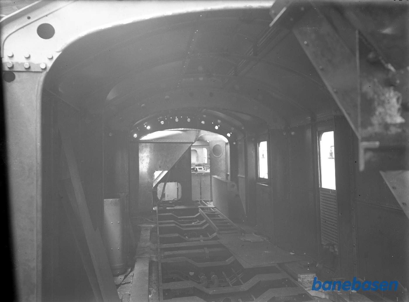 Diesellokomotiv i fabrikshallen ramme indvendig.