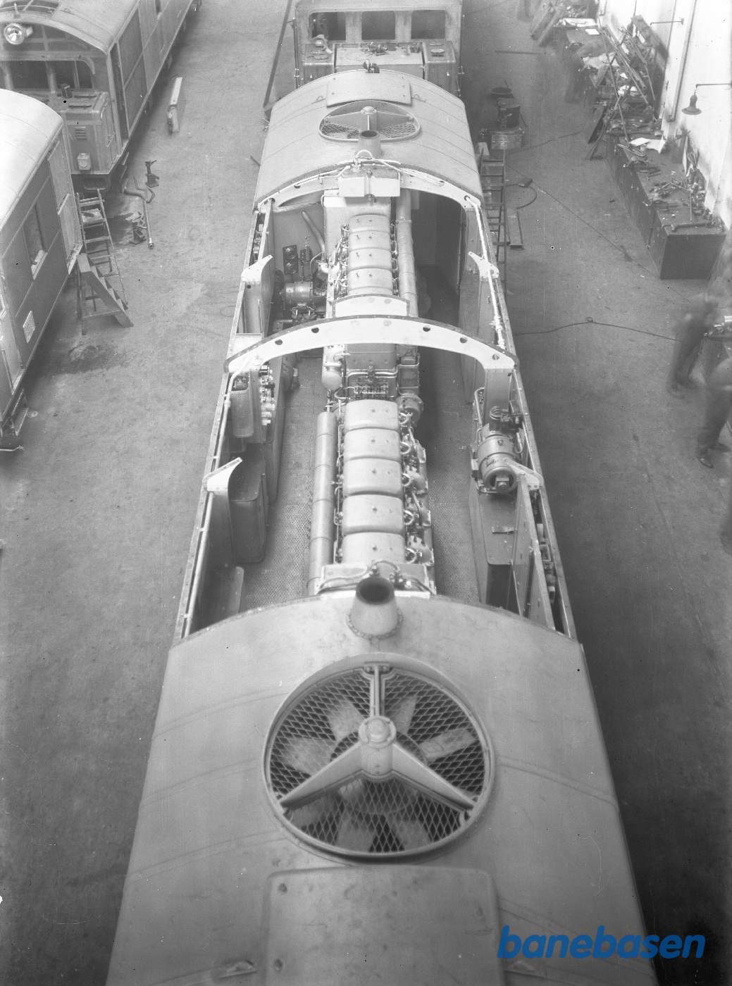 RSR dobbeltloko ovenfra. set fra kran i lokoværksted