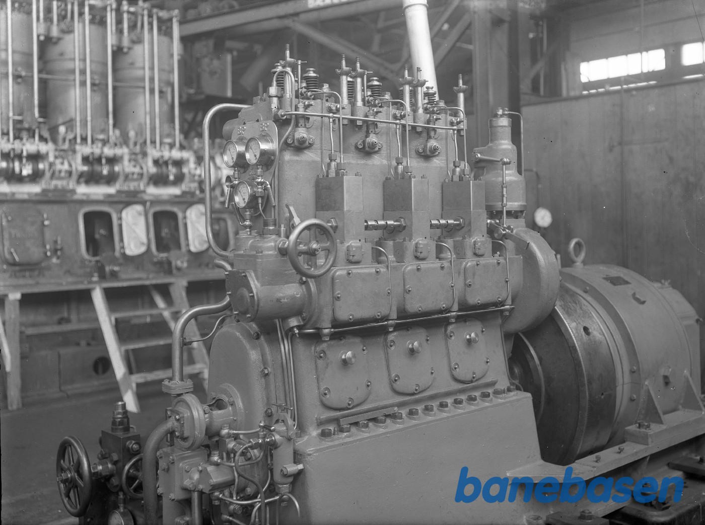 Motor under montage på skoleskib Motor under montage på skoleskib