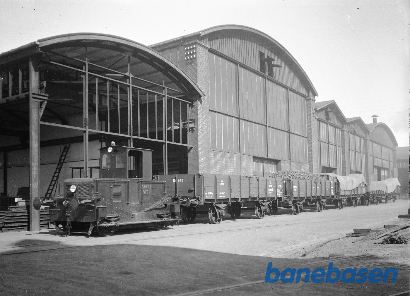 AHJ MT 1 Fabriksgården fem godsvogne AHJ MT 1 Fabriksgården fem godsvogne